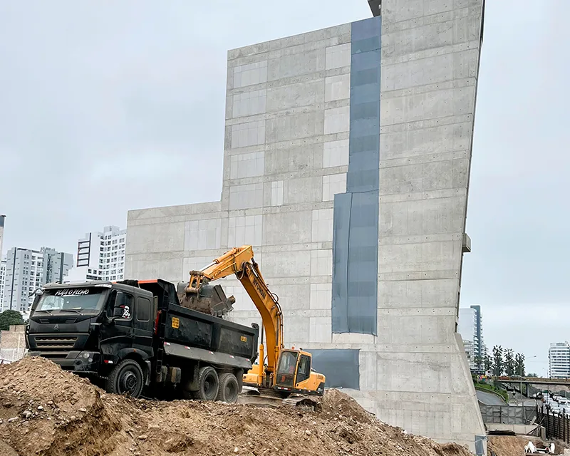 Excavación y relleno con maquinaria para movimiento de tierras