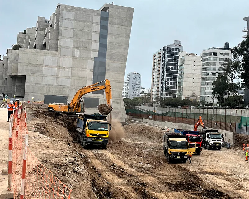 Excavación con maquinaria pesada para obras de construcción