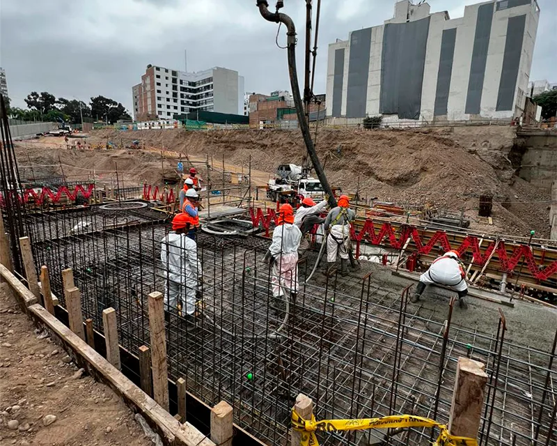 Trabajo de obras civiles con personal y maquinaria especializada