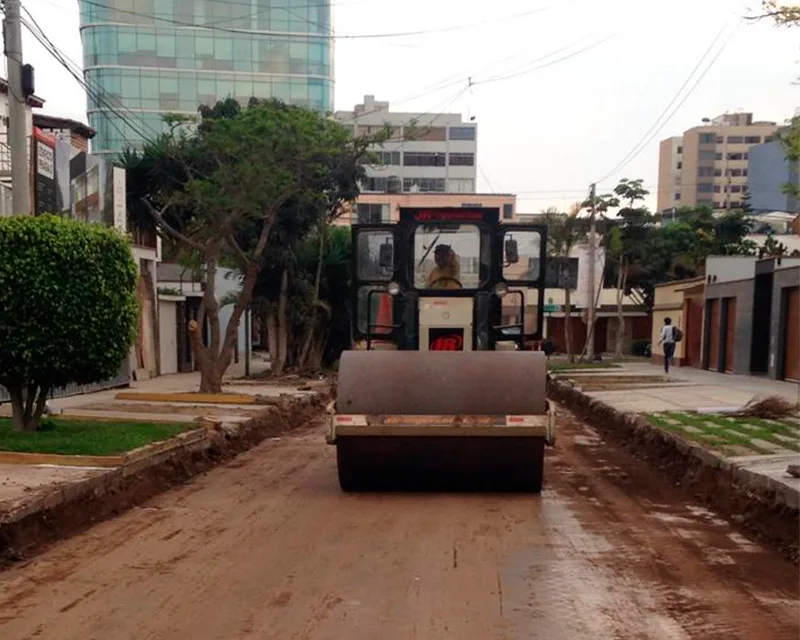 Nivelación de terreno y alquiler de maquinaria para obra