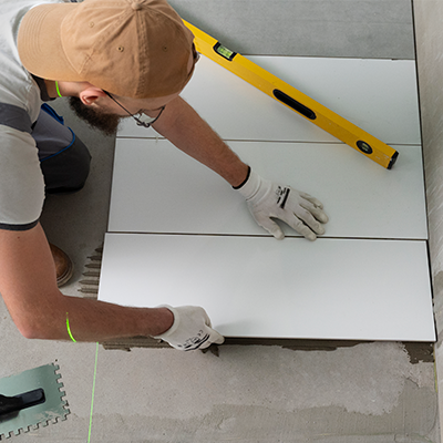 Servicio de enchapado de mayólicas para baños y cocinas con acabados profesionales y alineación perfecta