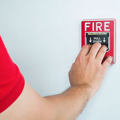 Instalación y mantenimiento de sistema contra incendios con equipos certificados y normativa vigente